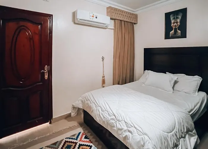 Queen Pyramids View Apartment