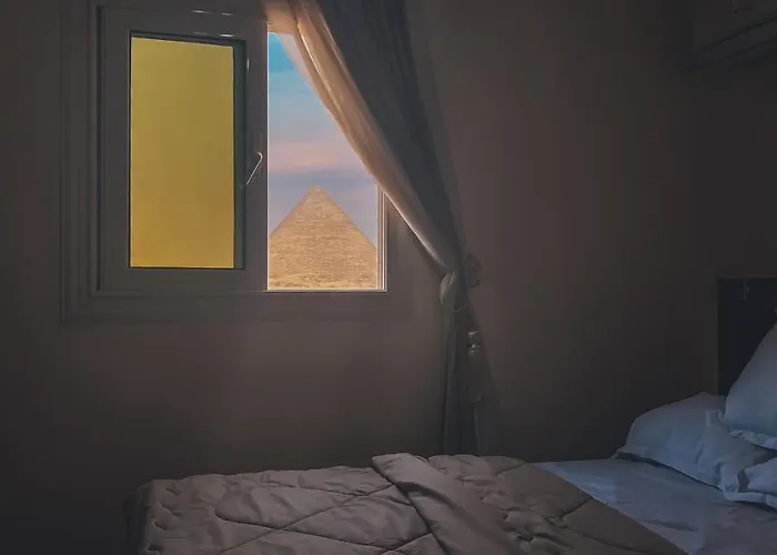 Queen Pyramids View Apartment